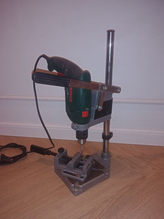 Wiertarka Bosch na statywie z imadłem