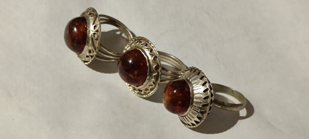 Posrebrzane pierścionki z bursztynem z PRL-u