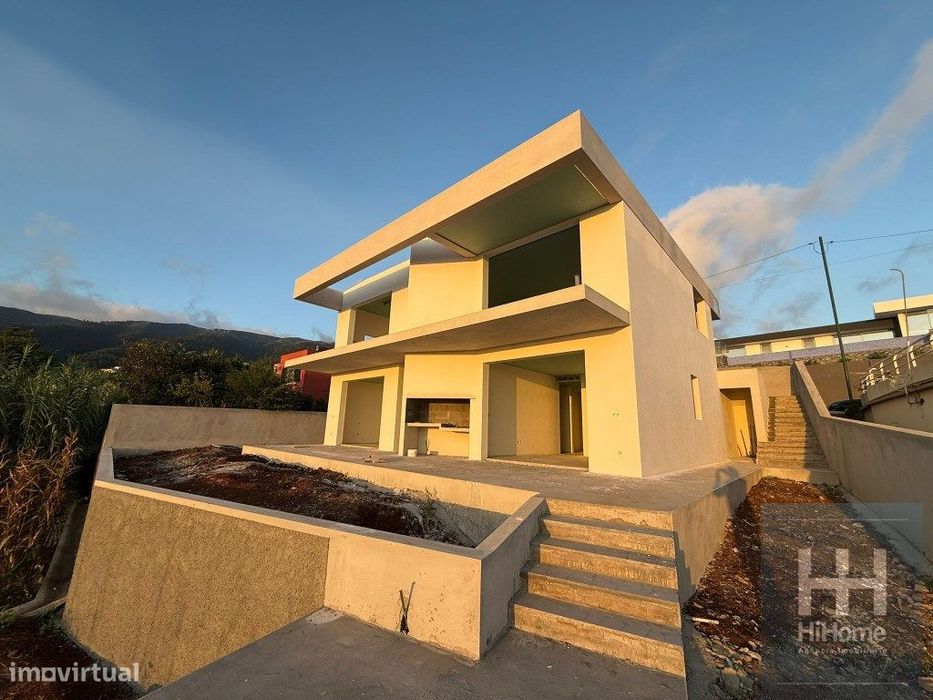 Moradia T2+1 na Calheta com piscina e vista mar