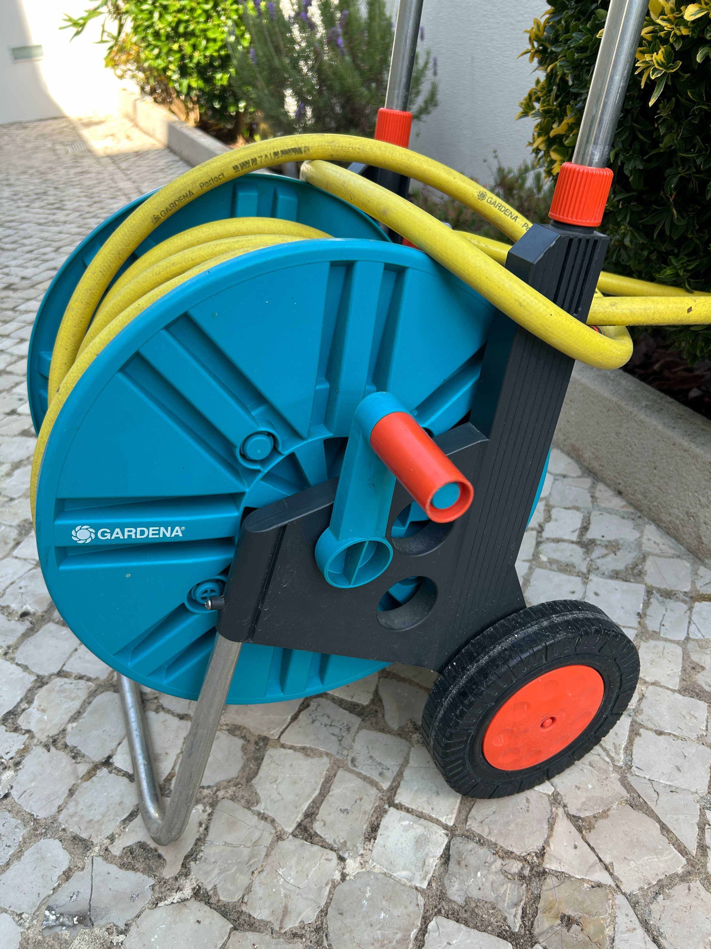 Enrolador de Mangueira de Jardim 20m Gardena, com acessórios