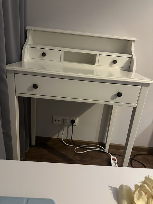 Toaletka z drewnianym blatem i klasycznym designem.