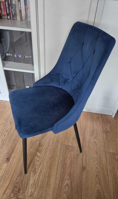 Cztery welurowe krzesła z klasą. TANIO