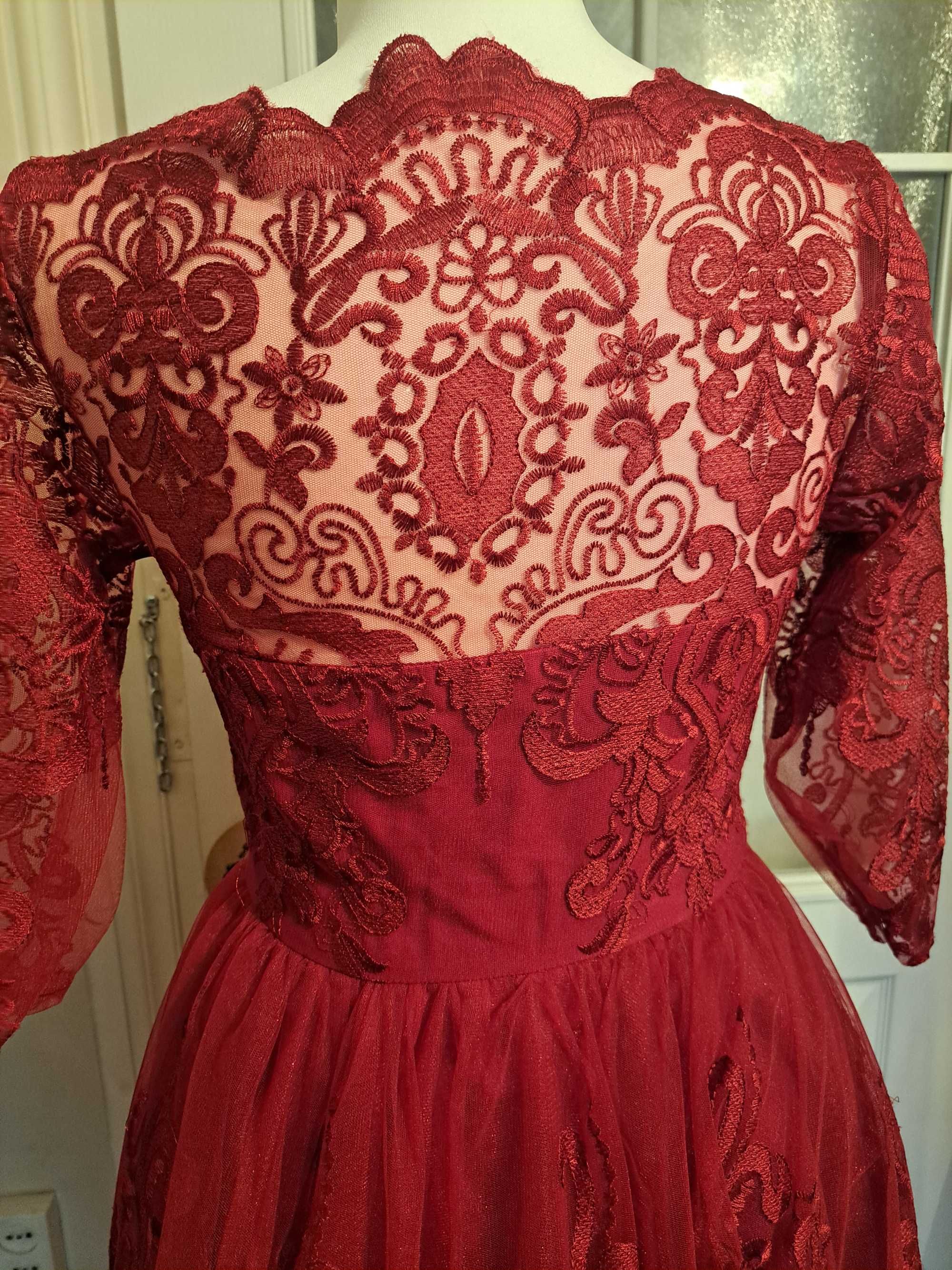 Sukienka bordowa elegancka koronka