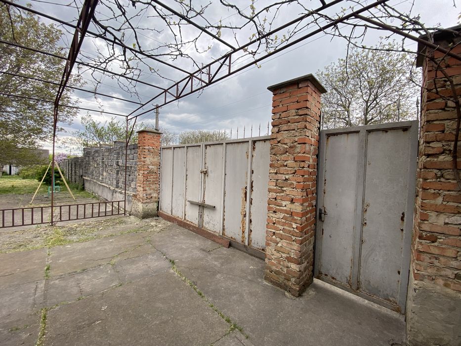 Земельна ділянка 1,05 Га, з будинками, фасад траси, 20 км. від міста.