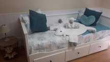 Cama, sofá com arrumacao