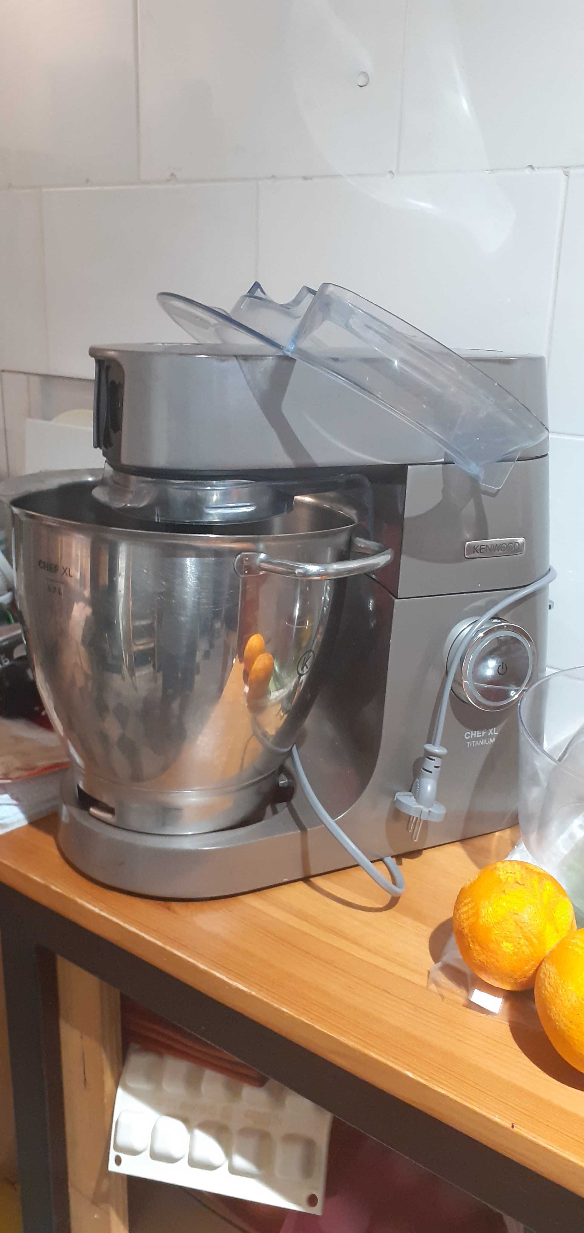 Кухонна машина Kenwood KVL 4100 S із серії Chef XL.