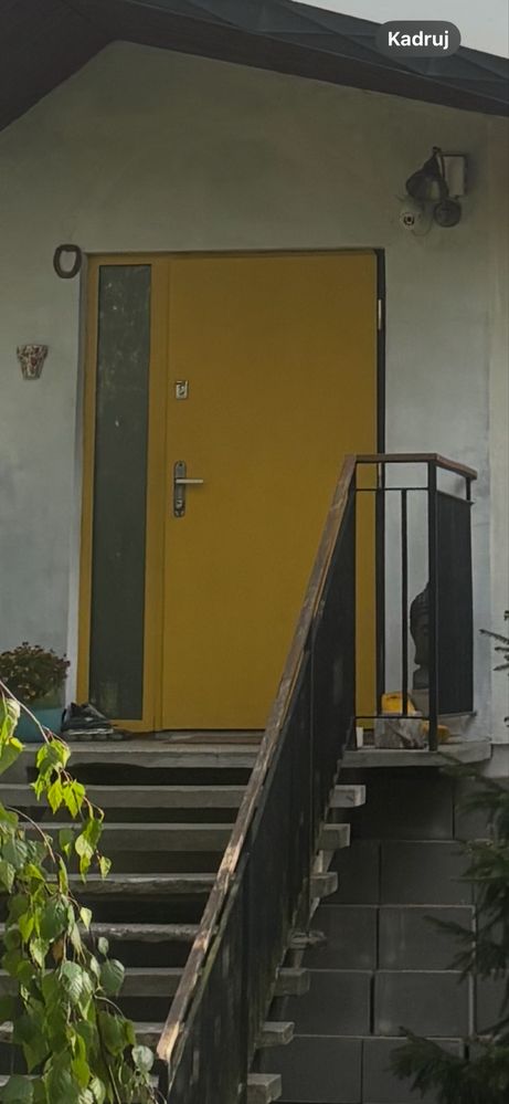 Drzwi aluminiowe z futryną termo i z naświetlem bocznym.