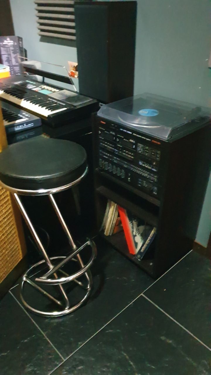 Rádio GOODMAN STRATFORD com Gira discos e móvel