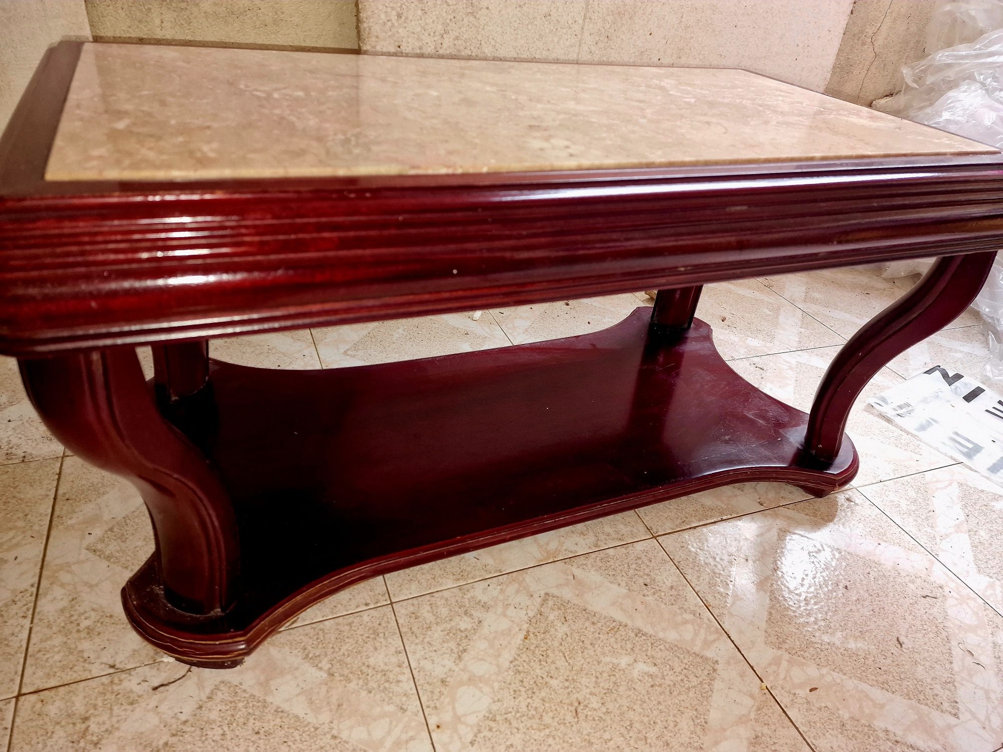 Mesa de centro com base em pedra
