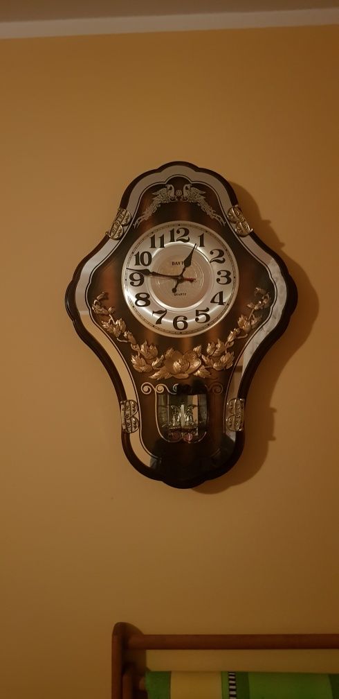 Zegar na ścianę drewnopodobny