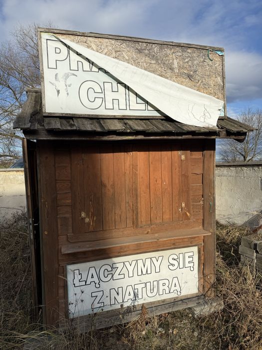 stanowisko stoisko handlowe budka drewniana z prądem