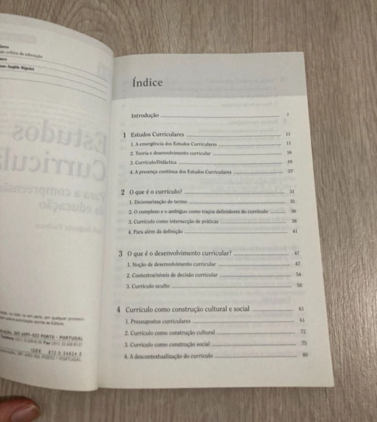 Livro - Estudos Curriculares - para a compreensão crítica da educação