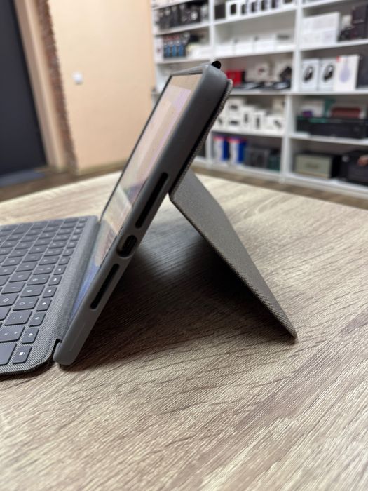 Клавіатура чохол з підсвіткою Logitech Combo Touch  Ipad 10.2" 2021
