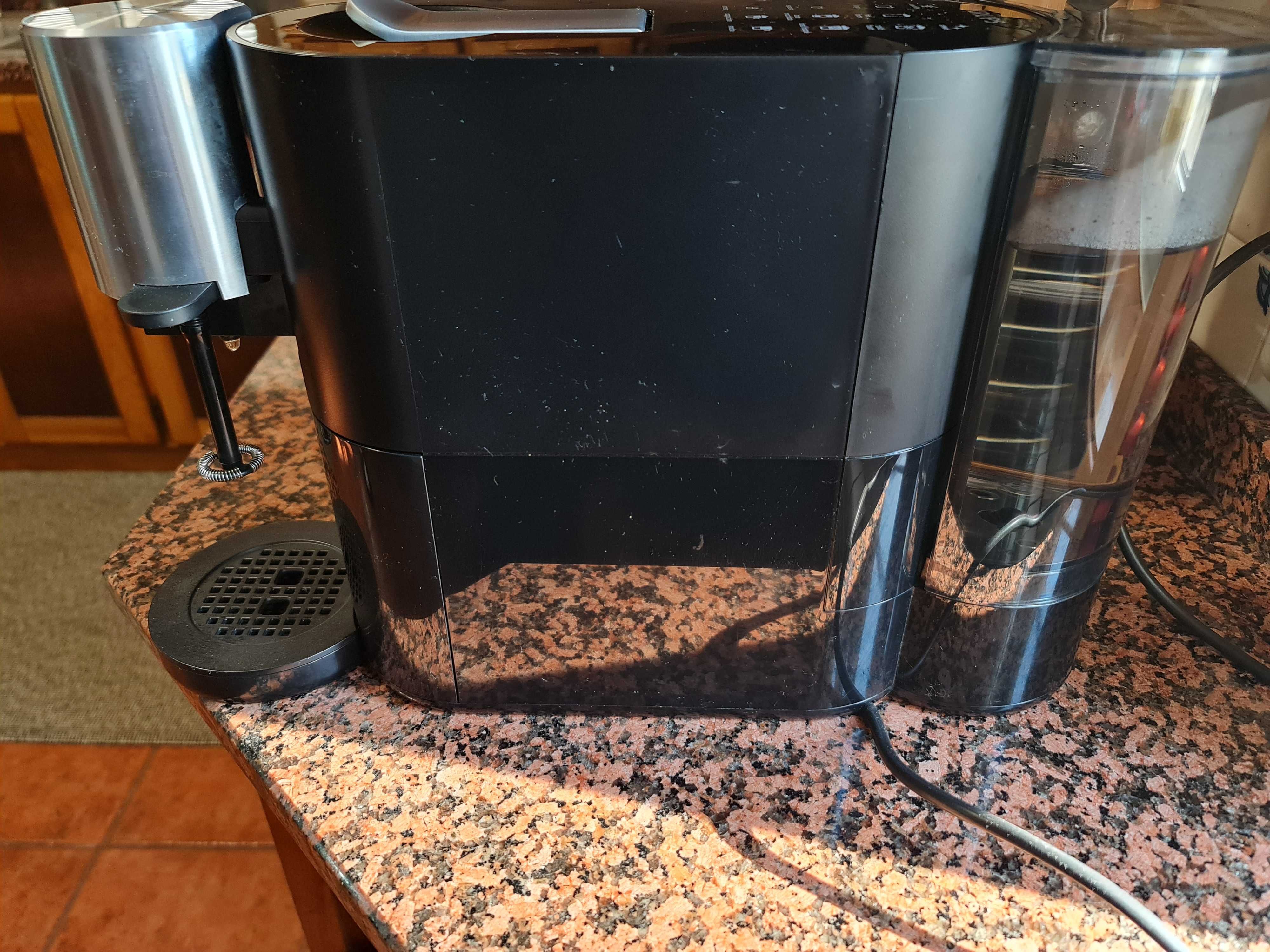 Maquina de café  Athelier Nespresso para cápsulas muito nova!