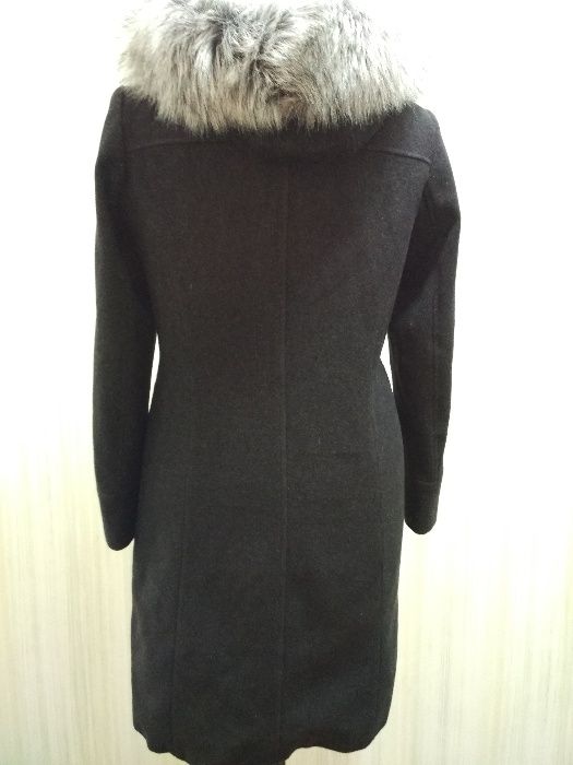 Пальто выполнено из шерсти высокого качества.