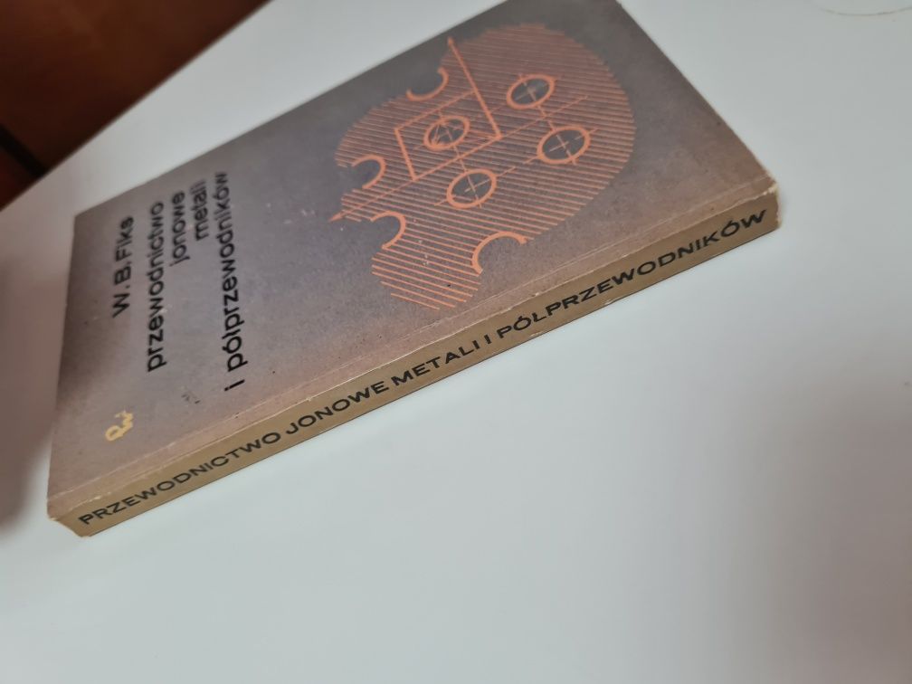 Przewodnictwo jonowe metali i półprzewodników - W. B. Fiks