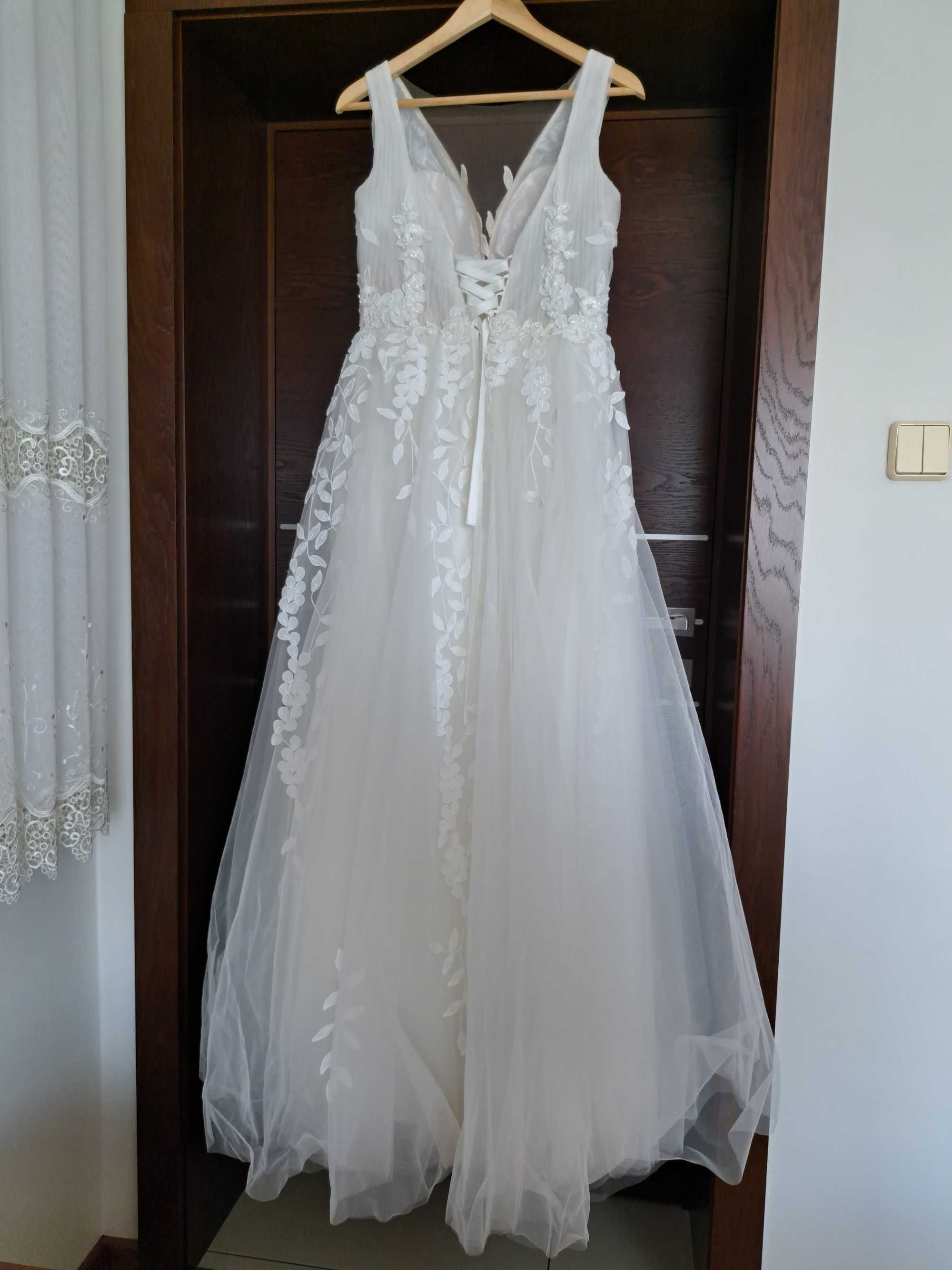 Piekna tiulowa suknia ślubna marki Ivory z haftem