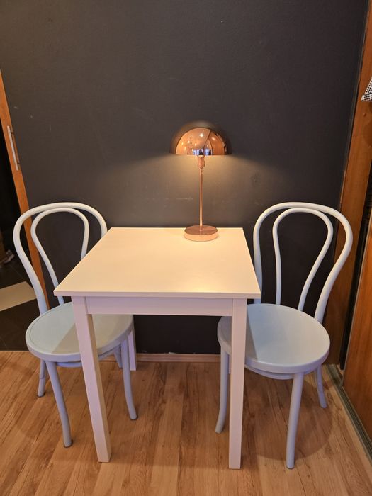 Krzesla drewniane giete I stolik