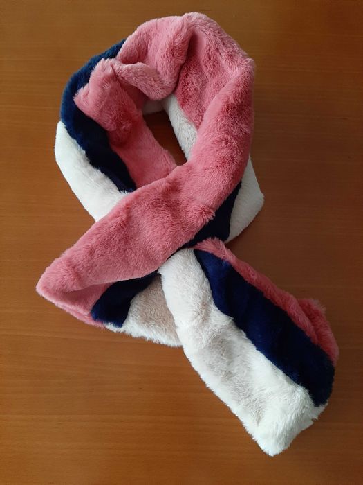 Vários lenços, echarpes e golas