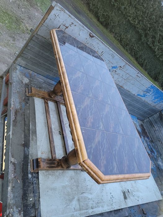 Stół z pufami w zestawie