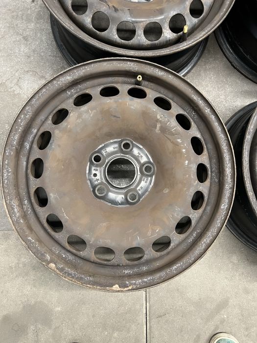 Felgi stalowe z kołpakami 6.5Jx16H2 ET42 5x112 VW Passat B5