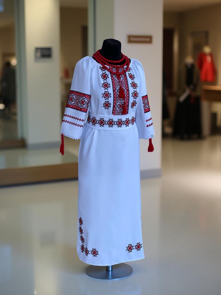 Жіноча вишита сукня «Традиція» класика