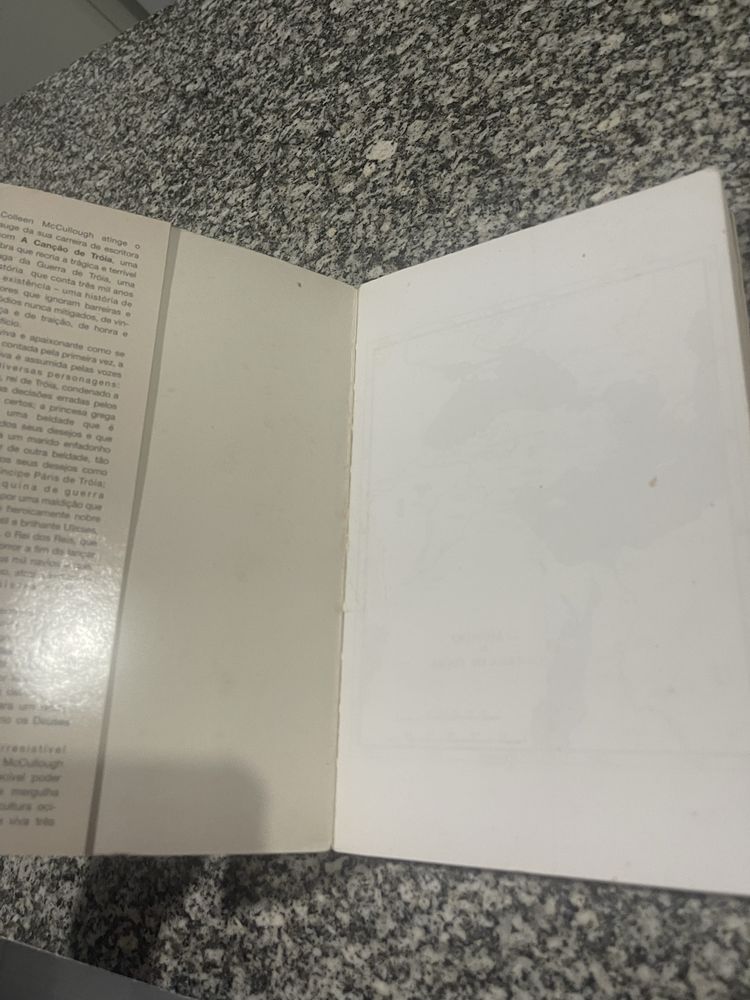 Livro Canção de Tróia de Colleen