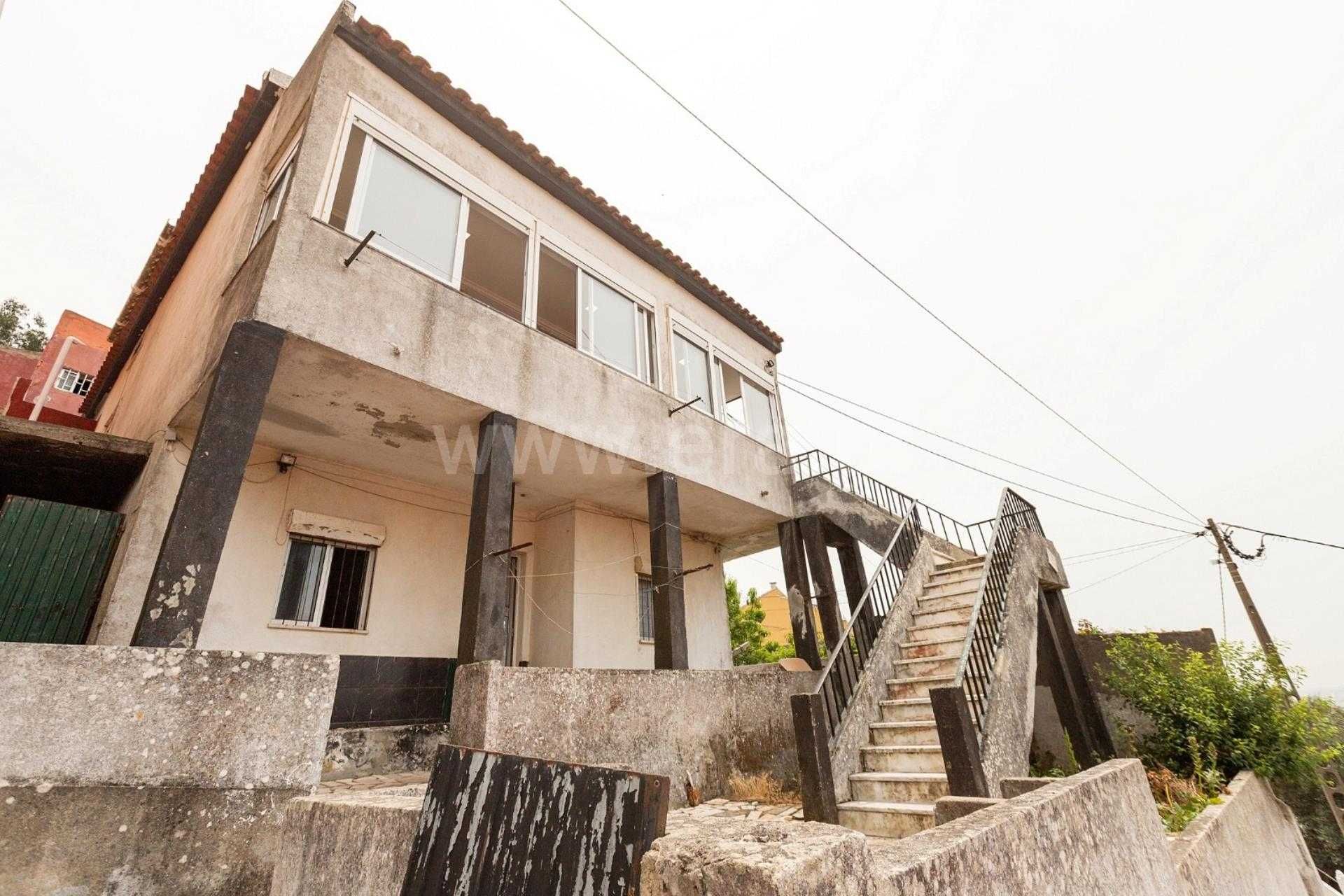 Vivenda em Caneças / Ramada excelente oportunidade de investimento