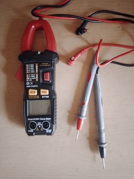 цифровой токоизмерительный зажим (клещи) с измерительными проводами
