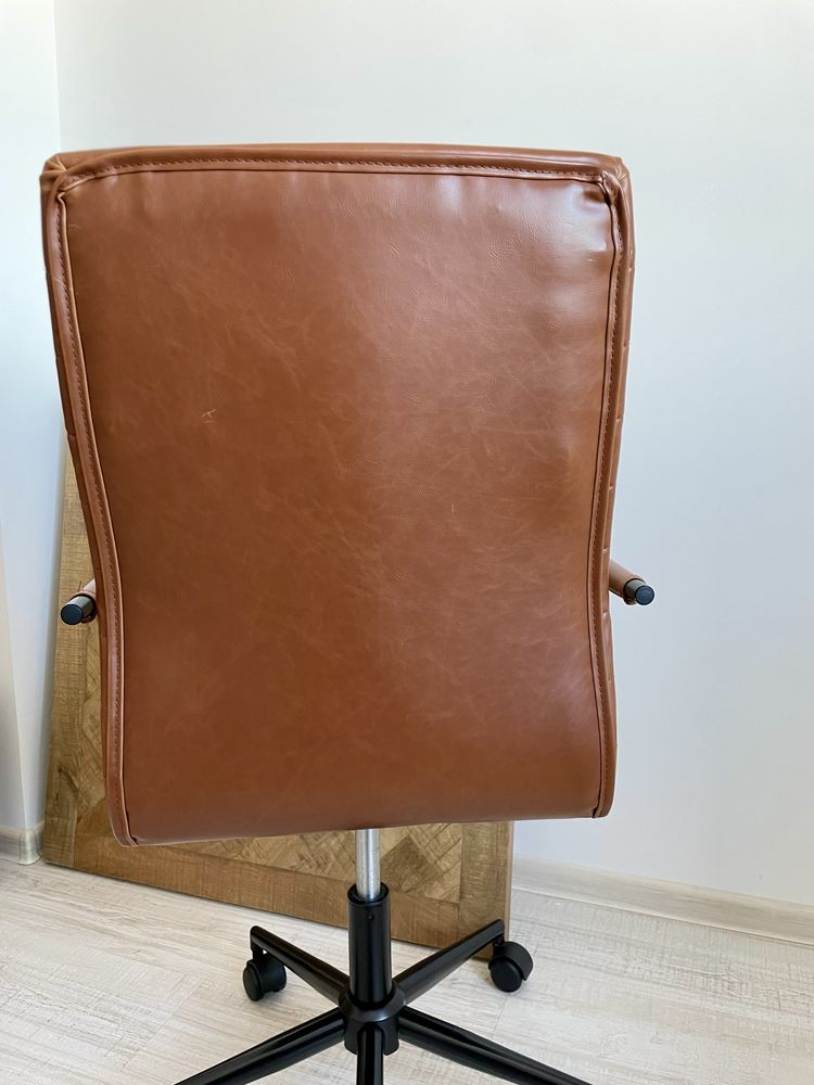Krzesło biurowe ze sztucznej skóry Winslow, obrotowe.