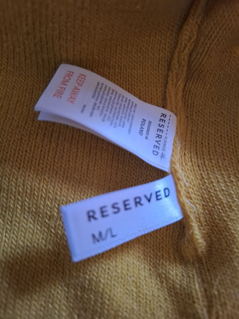 Czapka z pomponem Reserved