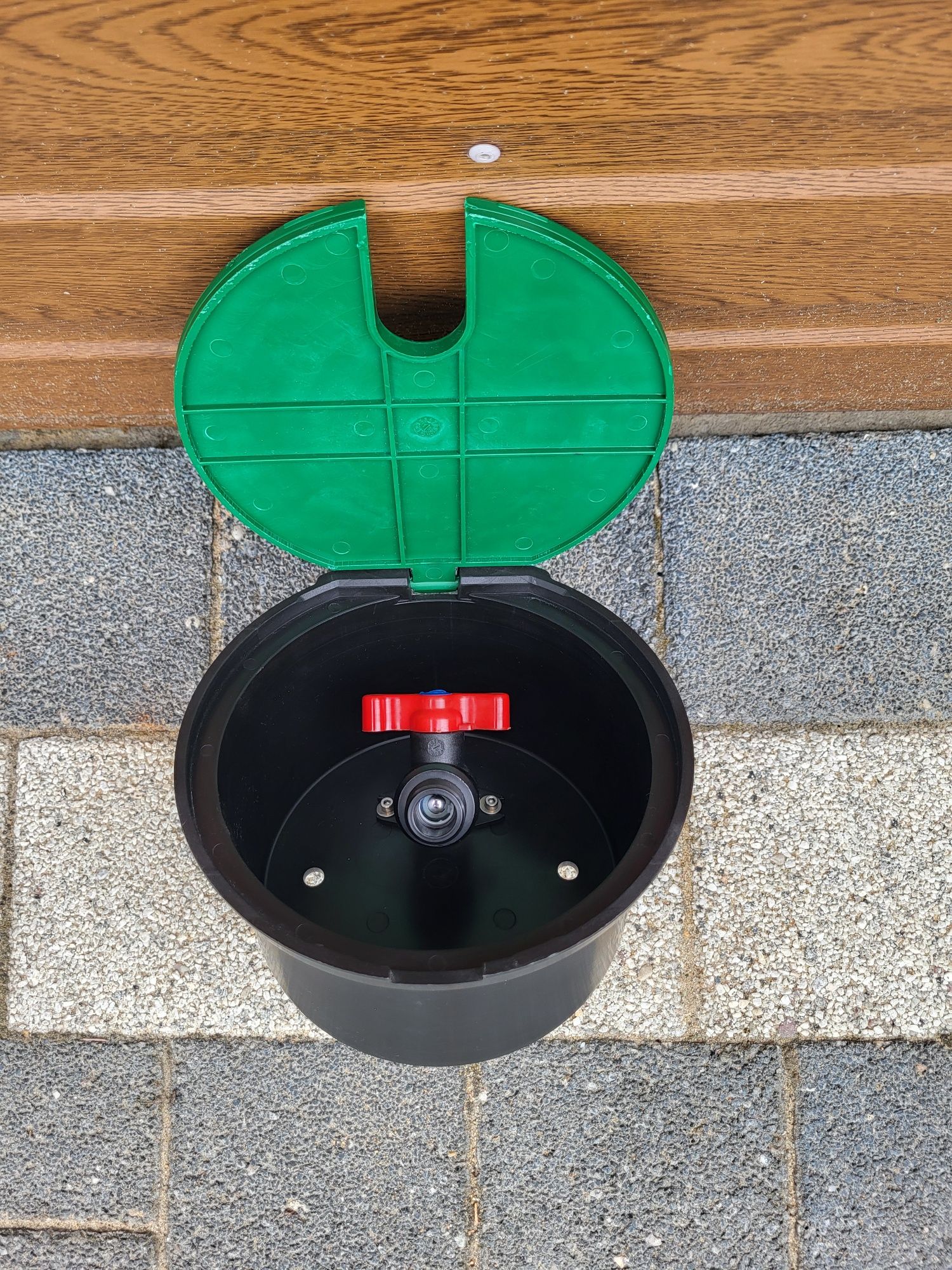 Sprzedam.Skrzynka punkt poboru wody z zaworem 3/4"