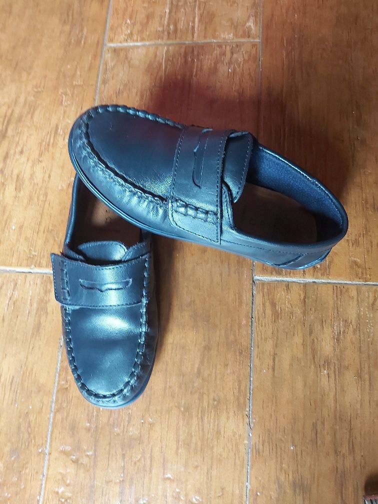 Sapatos azuis em pele, com velcro