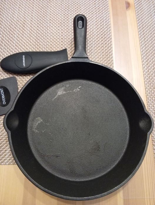 Patelnia żeliwna 24 cm, głębokość 4, 5 cm