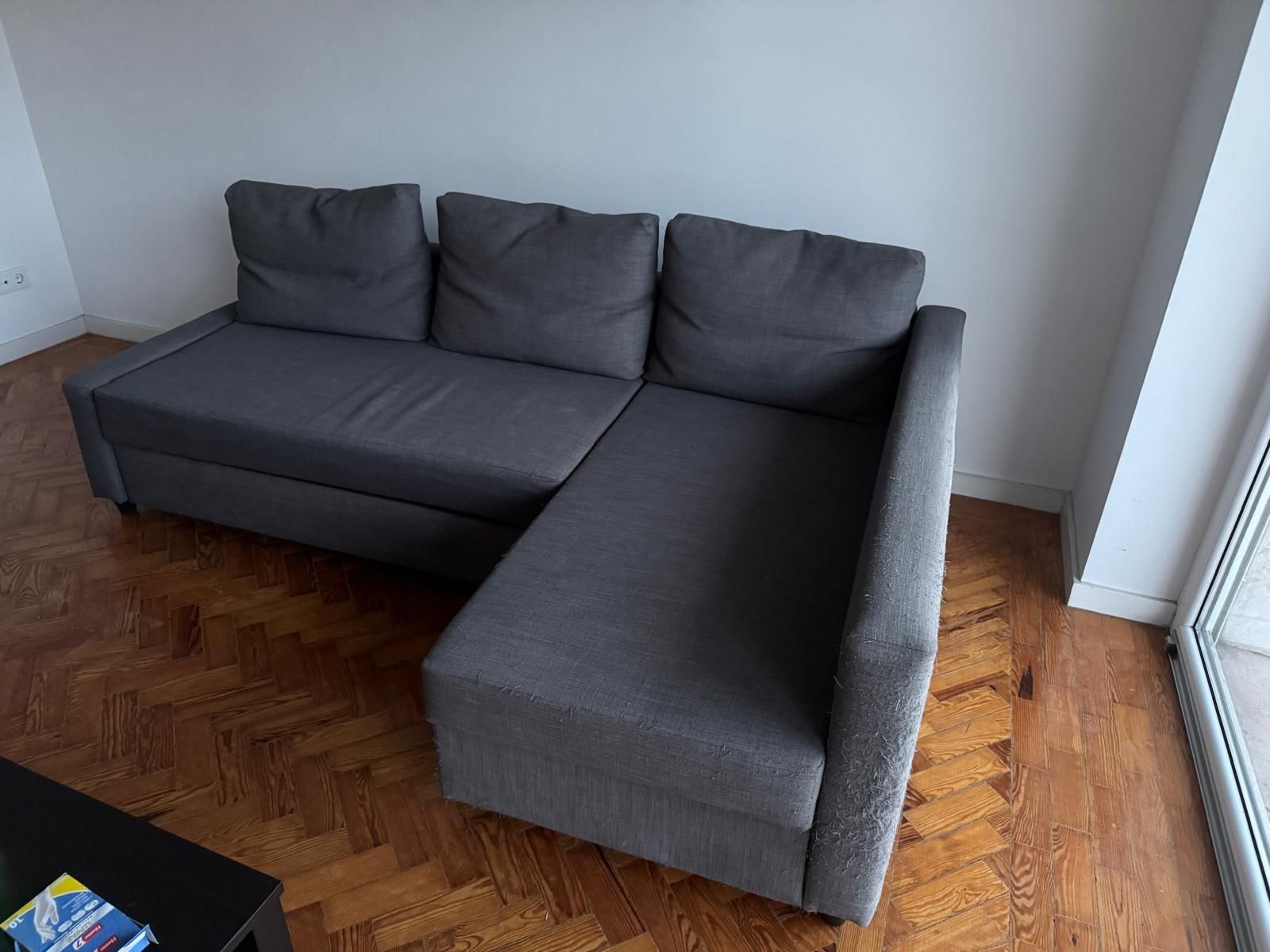 Sofá-cama de canto com arrumação.