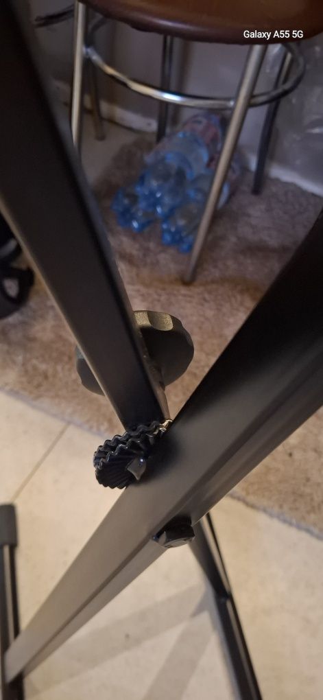 Statyw z regulacja pod keyboard