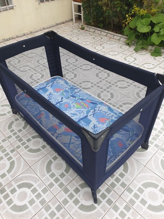 Cama criança portátil com colchão em bom estado.