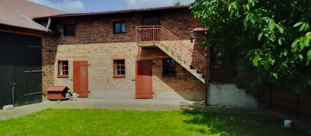 Mieszkanie z budynkami gospodarczymi