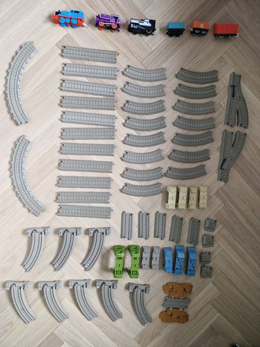 Tomek i Przyjaciele: 3lokomotywy z wagonami i duży zestaw torów (55el)