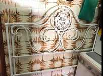 Cama centenária com brasão da monarquia