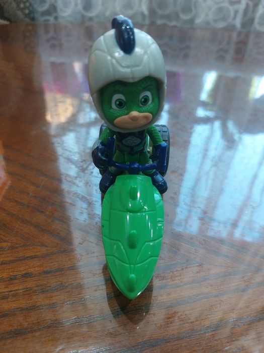 Іграшка Геко, герї в масках.