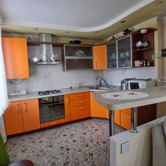 Продам 3-х кімнатну квартиру та гараж  на Полтаській