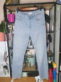 Zara - jeansy z lekko posptrzępionymi nogawkami - rozmiar 36