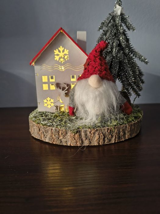 Ozdoba świąteczna świecący domek z choinką i krasnalem.