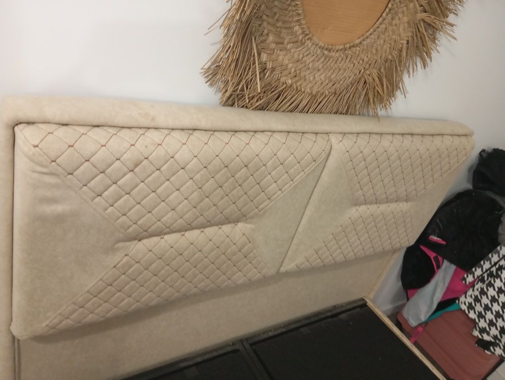 Cama box com gavetas de arrumação