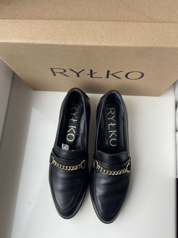 Eleganckie mokasyny RYŁKO z ozdobnym łańcuszkiem