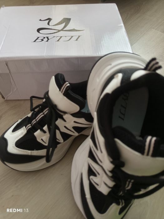 Продам жіночі кросівки