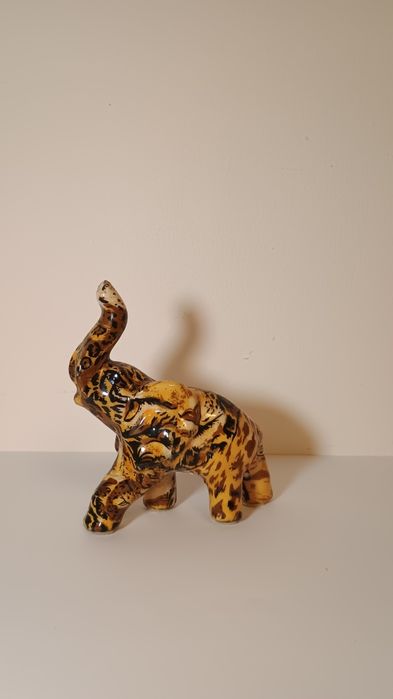 Ceramiczny słoń z podniesioną trąbą, afrykański design