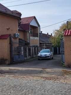 Півбудинка з окремою ділянкою і двором в центрі міста