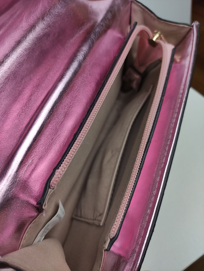 Różowa torebka na ramię kopertówka na łańcuszku